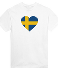 Stilrent svenskt flagghjärta på en vit t-shirt i bomull