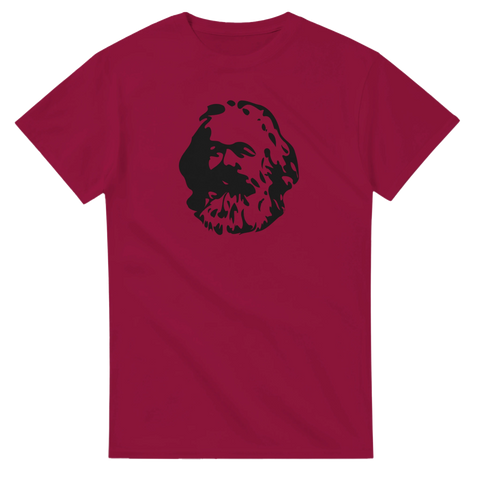 Ikoniskt tryck av filosofen Karl Marx på en vinröd t-shirt