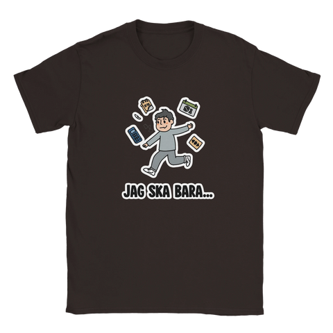 Tecknad man springer med prylar, text "JAG SKA BARA..." på mörkbrun t-shirt, humoristisk.