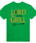 Lord of the Grill" text i orange med grillspade, grön t-shirt, humoristisk design.