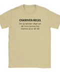 Texten "OSKRIVEN REGEL Om du behöver något och det finns hemma hos mamma så är det ditt" på beige t-shirt.