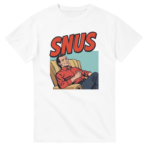 Retro seriefigur i fåtölj med texten SNUS – grafisk t-shirt