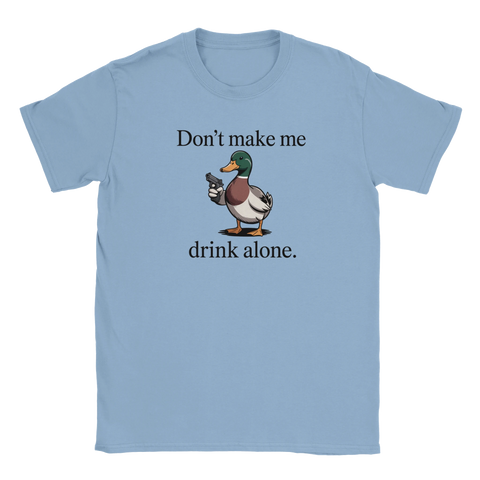 Ljusblå t-shirt med ett provokativt och surrealistiskt ank-motiv