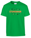 Storebror" text i orange med stjärnor på grön barntröja.