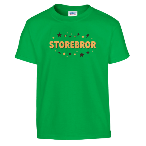 Storebror" text i orange med stjärnor på grön barntröja.