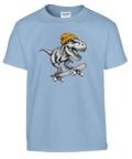 Ljusblå barn-t-shirt med en T-Rex i gul mössa på skateboard.