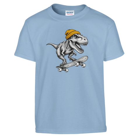 Ljusblå barn-t-shirt med en T-Rex i gul mössa på skateboard.