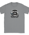 Grå t-shirt med satirisk design föreställande en beväpnad tvättbjörn