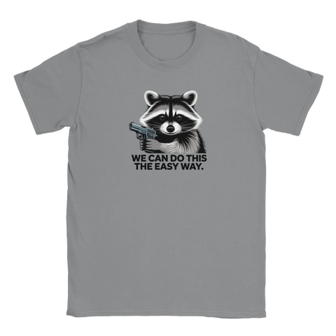 Grå t-shirt med satirisk design föreställande en beväpnad tvättbjörn