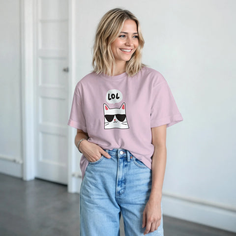 Tecknad katt med solglasögon och "LOL" i pratbubbla på rosa t-shirt.