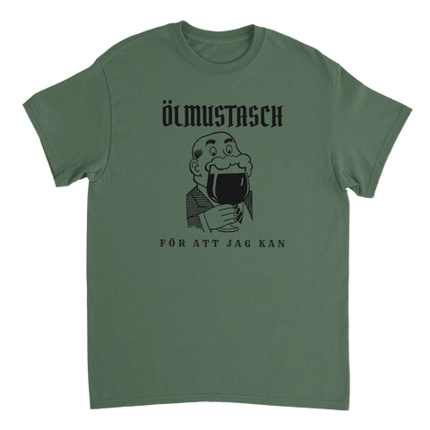 Ölmustasch-tryck med tecknad gubbe drickandes öl och texten "FÖR ATT JAG KAN" på mörkgrön t-shirt.