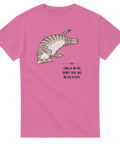 Roligt kattmotiv med texten Chilla är en sport på en mörkrosa t-shirt