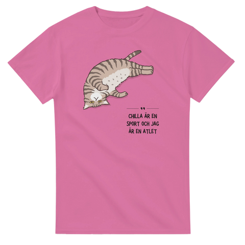 Roligt kattmotiv med texten Chilla är en sport på en mörkrosa t-shirt