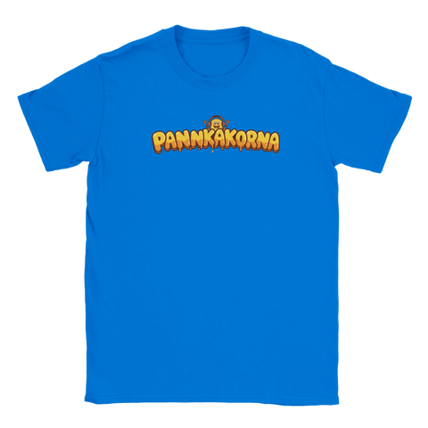 Blå t-shirt med droppande Pannkakorna-text och lekfull illustration