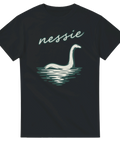 Vintage tryck av Loch Ness-monstret i vatten på en svart t-shirt