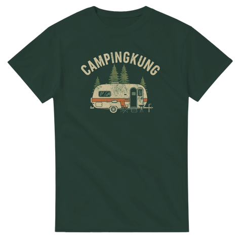 Retroinspirerad illustration av husvagn med texten Campingkung på mörkgrön t-shirt