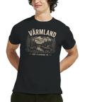 Man bär svart t-shirt med vintage Värmland-motiv och dialektalt citat