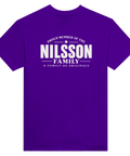 Lila t-shirt med texten Nilsson – A Family of Originals