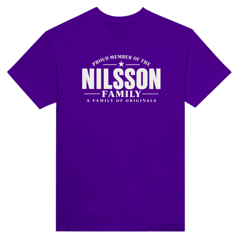 Lila t-shirt med texten Nilsson – A Family of Originals