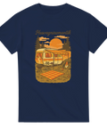 Marinblå t-shirt med vintage camping-design och orange solnedgång