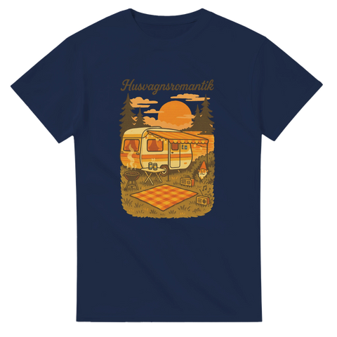 Marinblå t-shirt med vintage camping-design och orange solnedgång