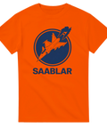Grafiskt motiv av flygplan med humoristisk text på orange t-shirt