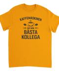 Humoristiskt kontorscitat om kaffe på en senapsgul t-shirt i bomull