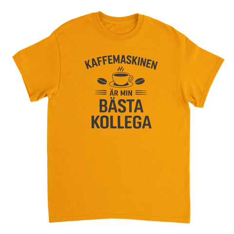 Humoristiskt kontorscitat om kaffe på en senapsgul t-shirt i bomull