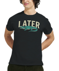 Man i svart t-shirt med grön alligator och humoristiskt citat