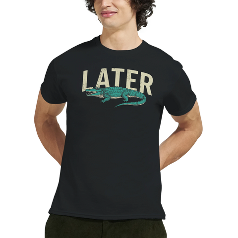 Man i svart t-shirt med grön alligator och humoristiskt citat