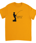 Svart silhuett av fiskare med texten "JAG HAR ETT LÅNGT SPÖ" på senapsgul t-shirt.