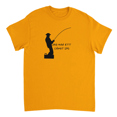 Svart silhuett av fiskare med texten "JAG HAR ETT LÅNGT SPÖ" på senapsgul t-shirt.
