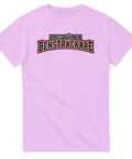 Ljusrosa t-shirt med texten Dags för en bensträckare i collegebokstäver.