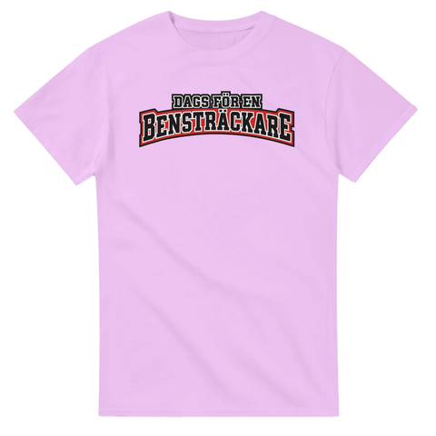 Ljusrosa t-shirt med texten Dags för en bensträckare i collegebokstäver.