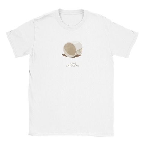 Illustration av en omkullvält kaffekopp med satirisk text på vit t-shirt