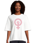 Rosa feminist symbol med knuten näve på vit oversized t-shirt för dam.