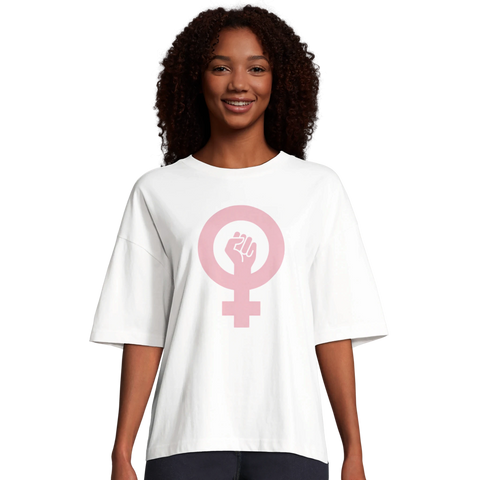 Rosa feminist symbol med knuten näve på vit oversized t-shirt för dam.