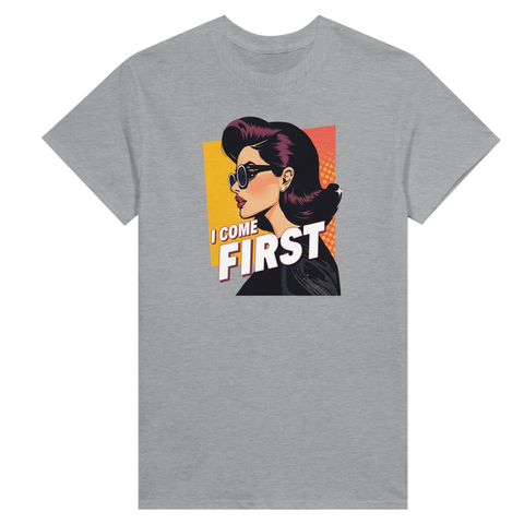 Retro seriefigursmotiv med texten I Come First – vintage t-shirt