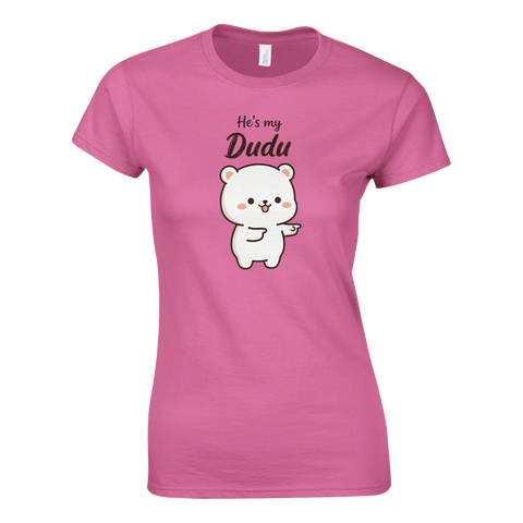 Grafiskt tryck av en liten björn i pop art-stil på en rosa t-shirt
