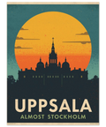 Illustration av Uppsalas silhuett mot en stor gul solnedgång i retrostil med texten Uppsala Almost Stockholm.