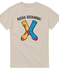 Tecknade korslagda strumpor i gult och blått med text "ROCKA SOCKARNA!" på beige t-shirt.