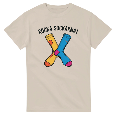 Tecknade korslagda strumpor i gult och blått med text "ROCKA SOCKARNA!" på beige t-shirt.