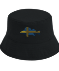 Svart bucket hat med broderad abborre i svenska flaggans färger