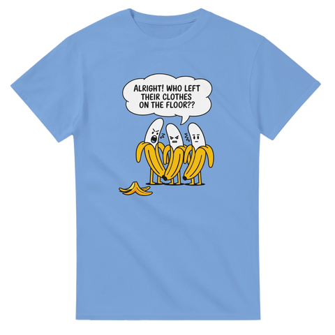 Rolig t-shirt med banan-illustration och citat på ljusblå bakgrund
