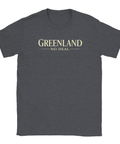 Texttryck "GREENLAND NO DEAL" i beige på mörkgrå t-shirt.
