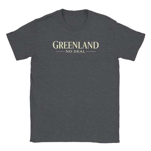 Texttryck "GREENLAND NO DEAL" i beige på mörkgrå t-shirt.