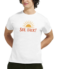 Man bär en t-shirt med retro solmotiv och texten Sol Tack! – vardagshumor
