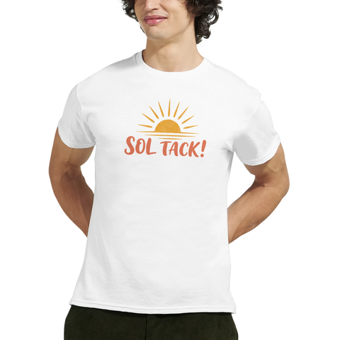Man bär en t-shirt med retro solmotiv och texten Sol Tack! – vardagshumor