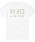 Minimalistiskt vitt tryck med Hjo-motiv på vit t-shirt