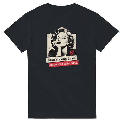 Svart t-shirt med kvinnoporträtt och texten ”Normal? Jag är en katastrof med stil.”